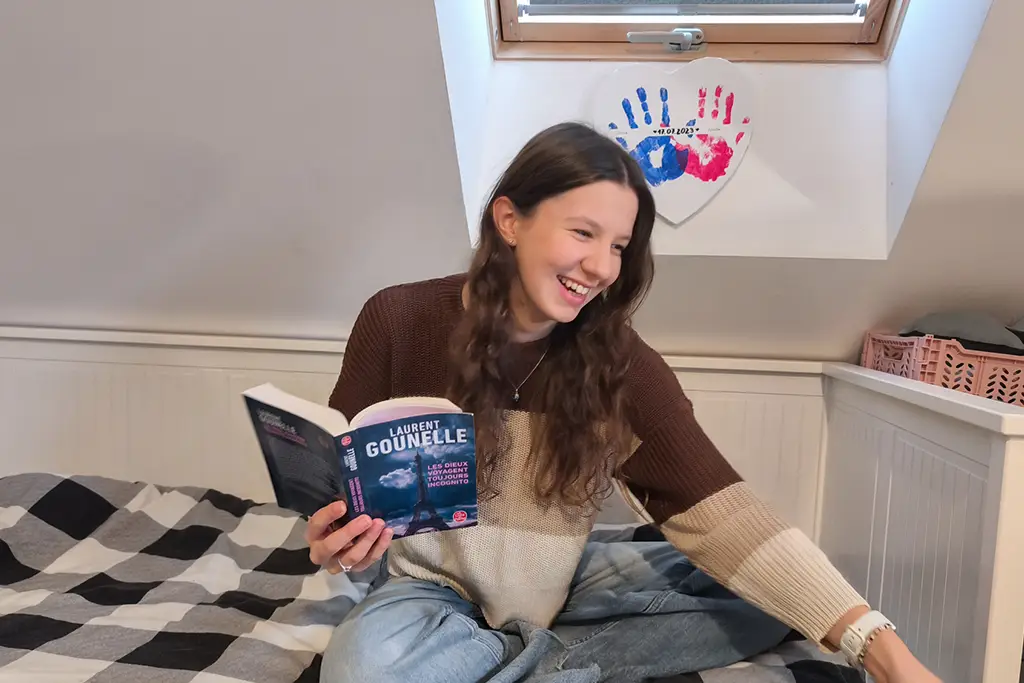 Lektor języka francuskiego online podczas pracy z materiałami edukacyjnymi dla dzieci
